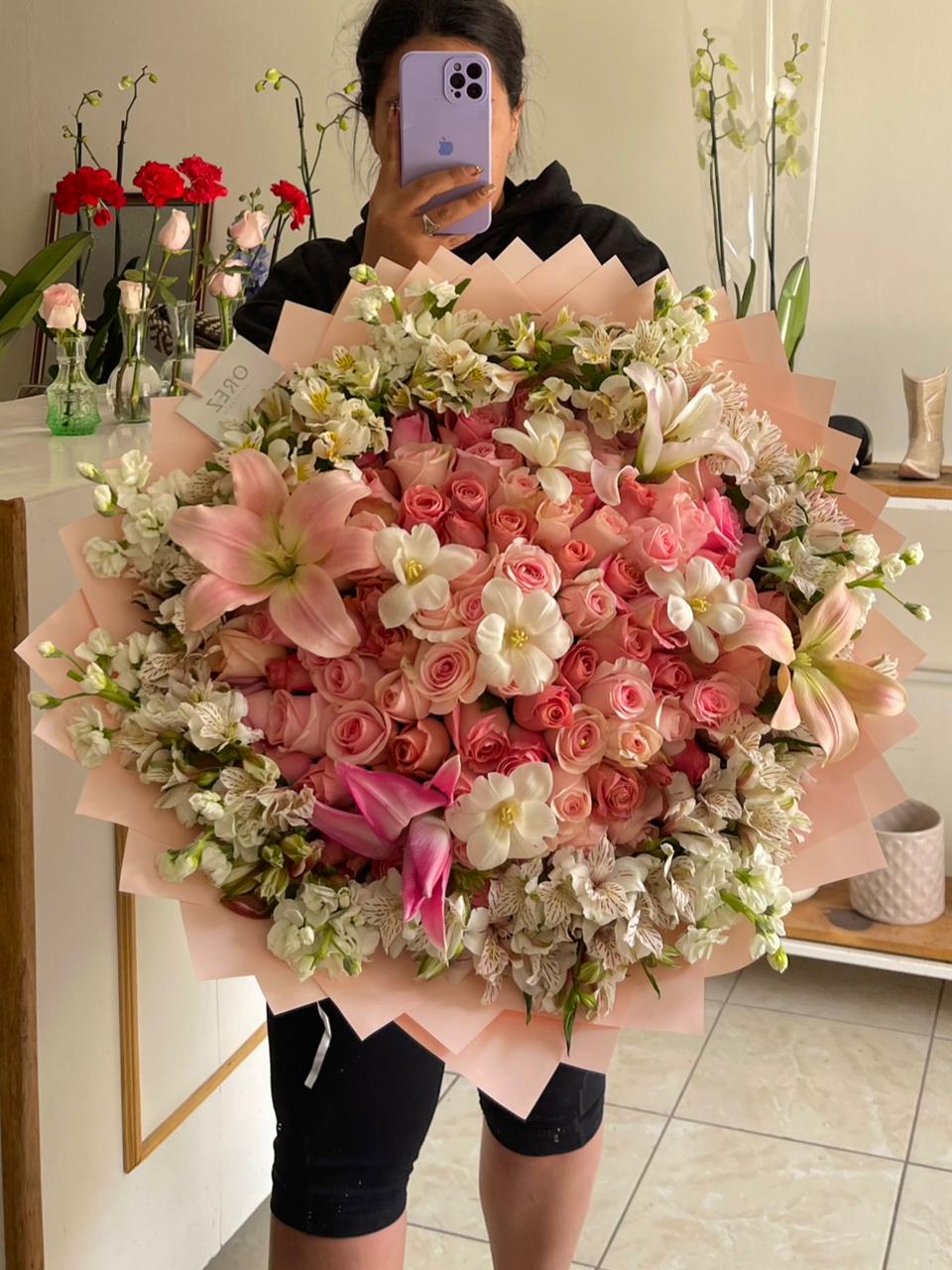 100 Rosas, Astromelia, Mathiola, 6 Tulipanes y Lilis